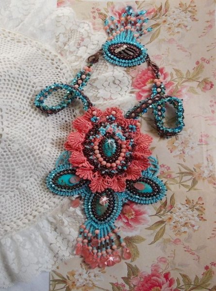 Naiade Plastron Haute-Couture-Halskette mit t&uuml;rkisfarbenen Cabochons, PureCrystal Kristallen, Spitze und verschiedenen Perlen.