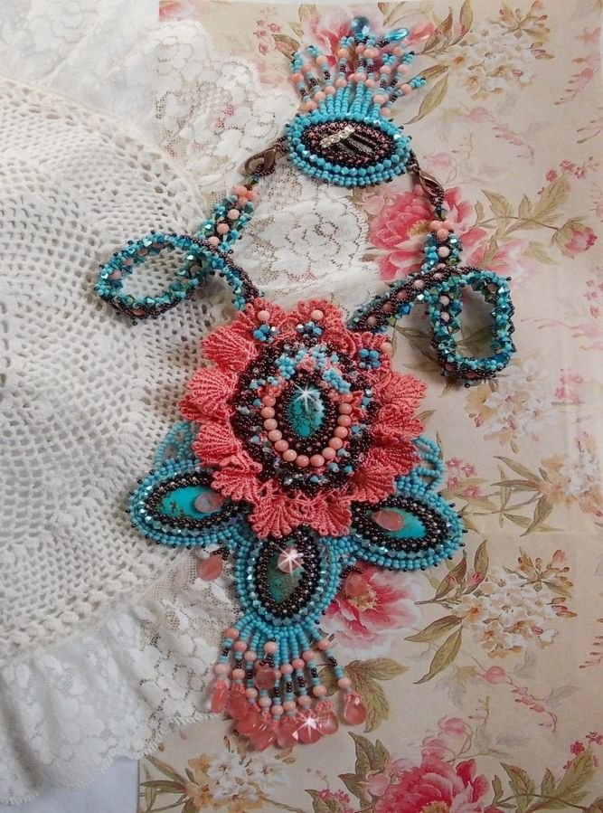 Naiade Plastron Haute-Couture-Halskette mit türkisfarbenen Cabochons, PureCrystal Kristallen, Spitze und verschiedenen Perlen.