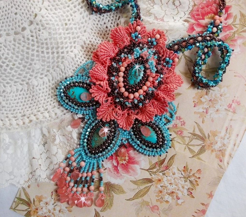 Naiade Plastron Haute-Couture-Halskette mit türkisfarbenen Cabochons, PureCrystal Kristallen, Spitze und verschiedenen Perlen.