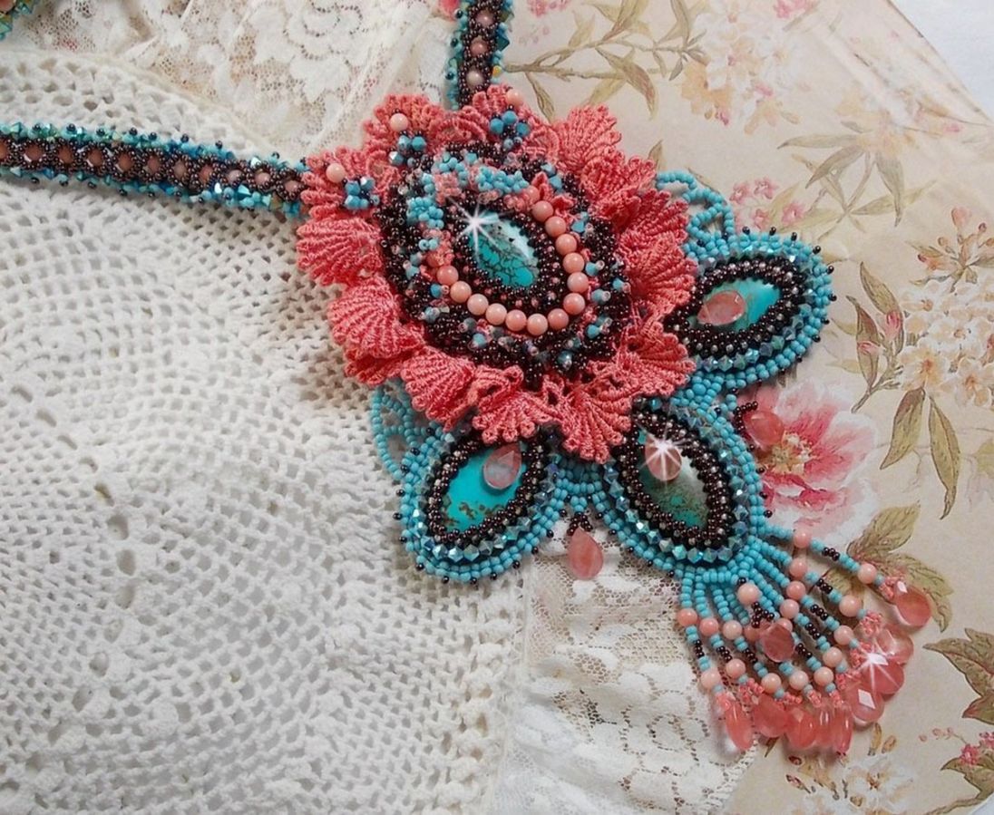 Naiade Plastron Haute-Couture-Halskette mit türkisfarbenen Cabochons, PureCrystal Kristallen, Spitze und verschiedenen Perlen.