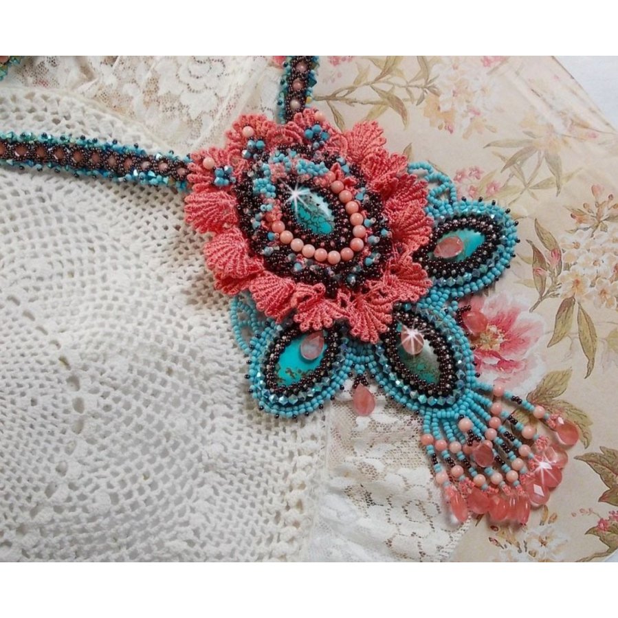 Naiade Plastron Haute-Couture-Halskette mit türkisfarbenen Cabochons, PureCrystal Kristallen, Spitze und verschiedenen Perlen.