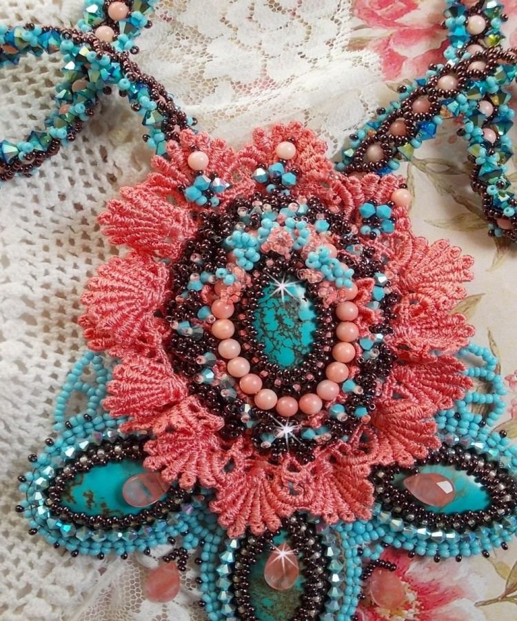 Naiade Plastron Haute-Couture-Halskette mit türkisfarbenen Cabochons, PureCrystal Kristallen, Spitze und verschiedenen Perlen.