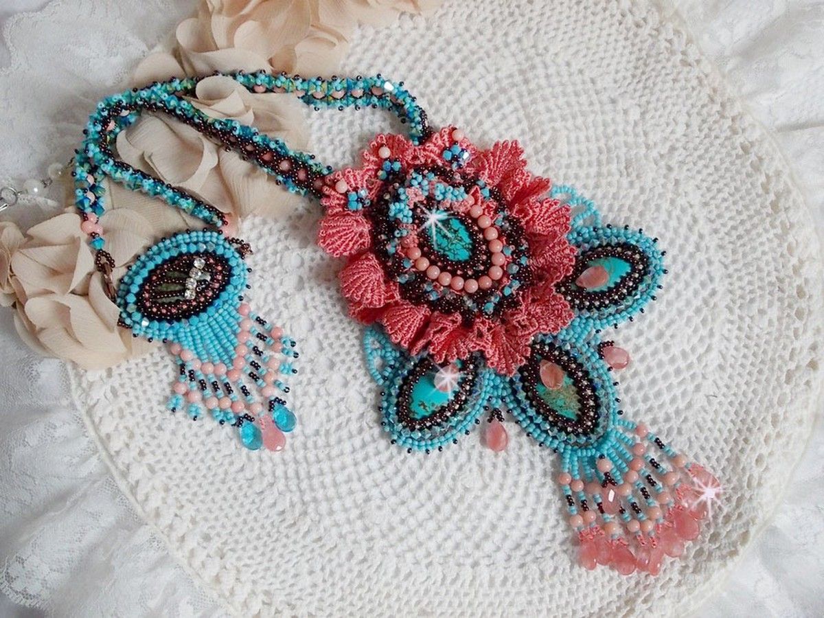 Naiade Plastron Haute-Couture-Halskette mit türkisfarbenen Cabochons, PureCrystal Kristallen, Spitze und verschiedenen Perlen.