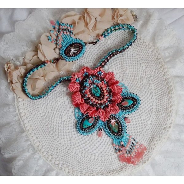 Naiade Plastron Haute-Couture-Halskette mit t&uuml;rkisfarbenen Cabochons, PureCrystal Kristallen, Spitze und verschiedenen Perlen.