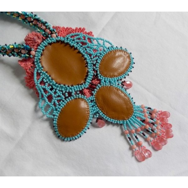 Naiade Plastron Haute-Couture-Halskette mit t&uuml;rkisfarbenen Cabochons, PureCrystal Kristallen, Spitze und verschiedenen Perlen.