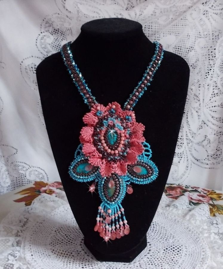 Naiade Plastron Haute-Couture-Halskette mit türkisfarbenen Cabochons, PureCrystal Kristallen, Spitze und verschiedenen Perlen.