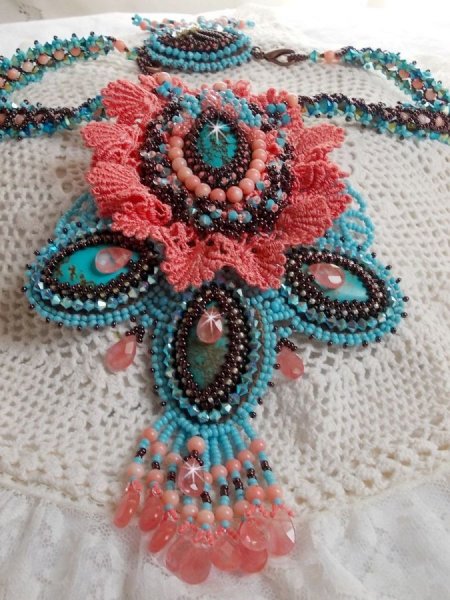 Naiade Plastron Haute-Couture-Halskette mit t&uuml;rkisfarbenen Cabochons, PureCrystal Kristallen, Spitze und verschiedenen Perlen.