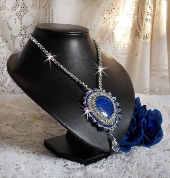Blaue Nilkette, bestickt mit einem birnenf&ouml;rmigen Lapis Lazuli-Cabochon und Swarovski-Kristallen