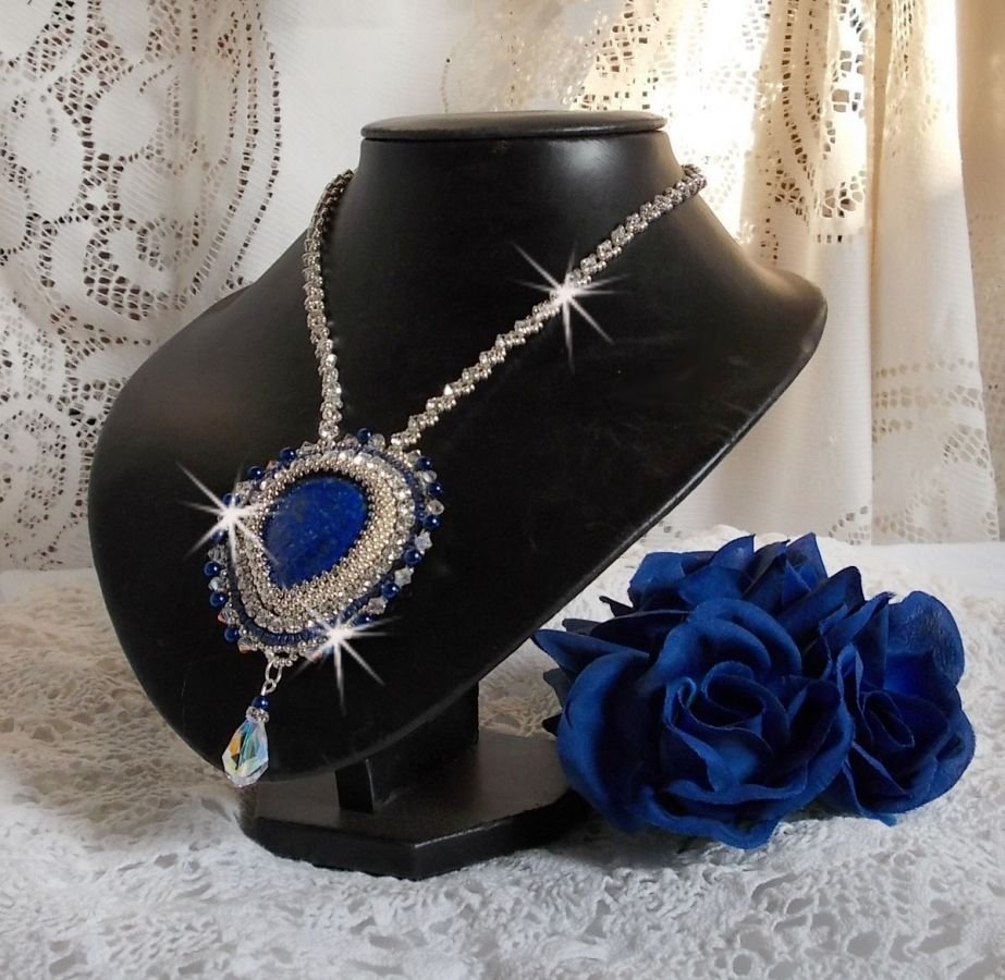 Blaue Nilkette, bestickt mit einem birnenförmigen Lapis Lazuli-Cabochon und Swarovski-Kristallen