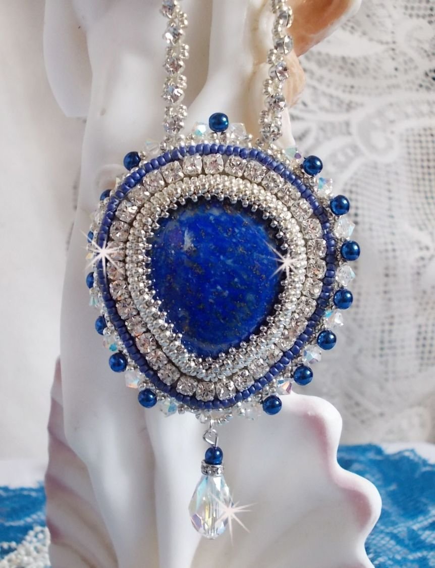 Blaue Nilkette, bestickt mit einem birnenförmigen Lapis Lazuli-Cabochon und Swarovski-Kristallen