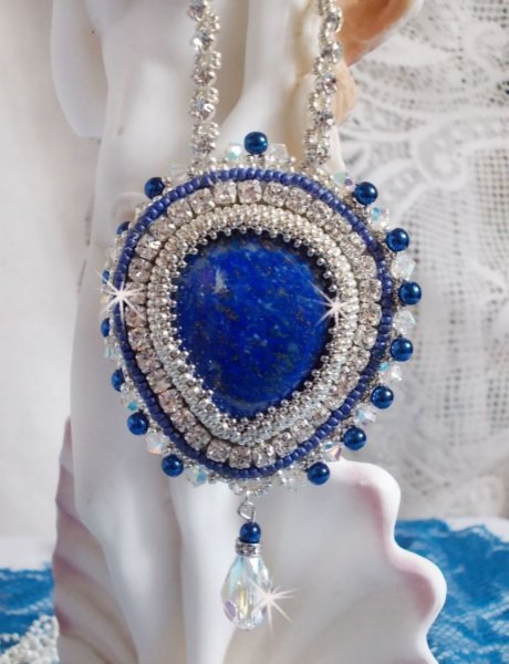 Blaue Nilkette, bestickt mit einem birnenf&ouml;rmigen Lapis Lazuli-Cabochon und Swarovski-Kristallen