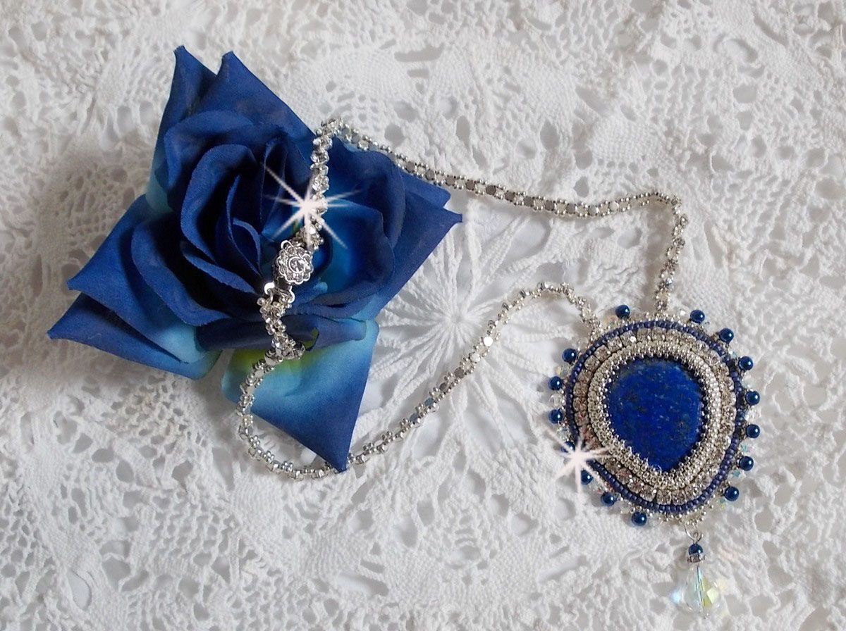 Blaue Nilkette, bestickt mit einem birnenförmigen Lapis Lazuli-Cabochon und Swarovski-Kristallen