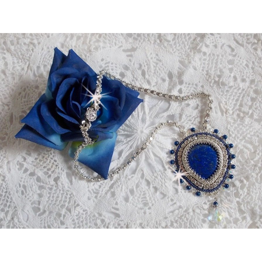 Blaue Nilkette, bestickt mit einem birnenförmigen Lapis Lazuli-Cabochon und Swarovski-Kristallen
