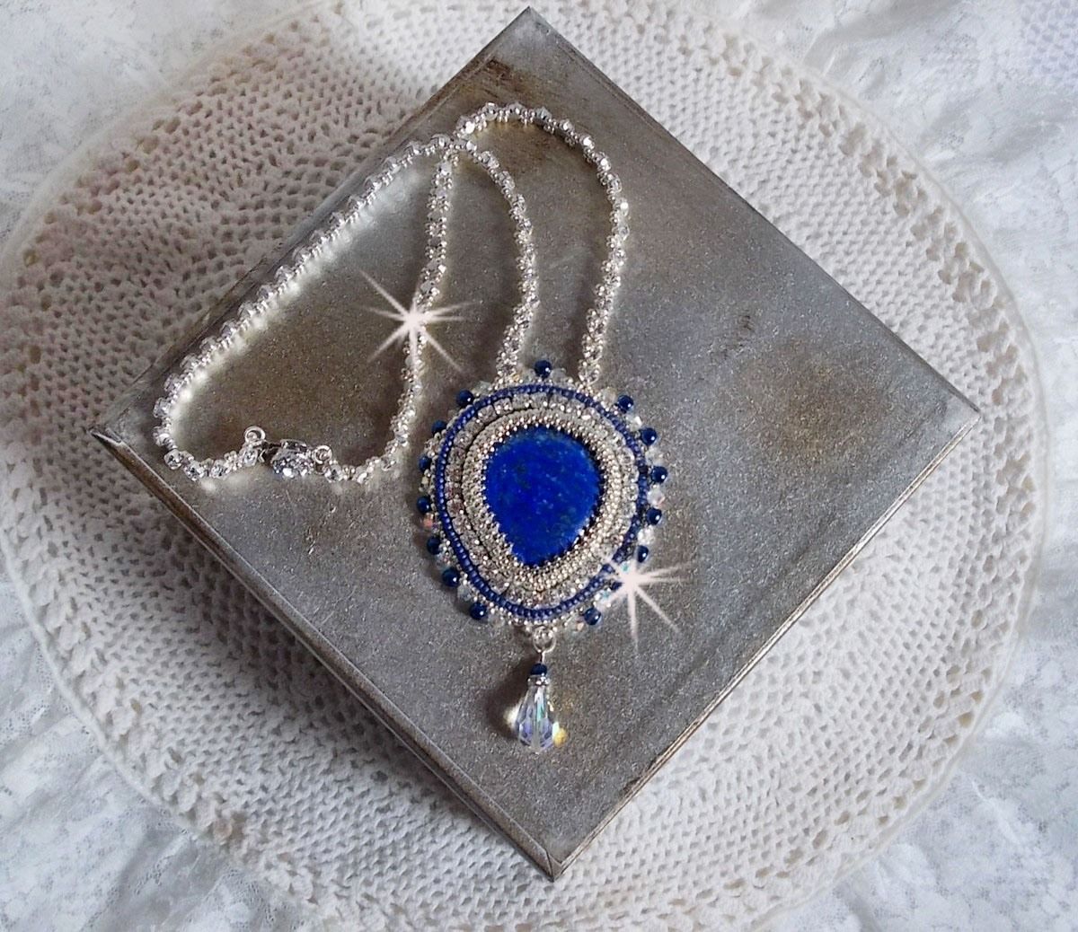 Blaue Nilkette, bestickt mit einem birnenförmigen Lapis Lazuli-Cabochon und Swarovski-Kristallen