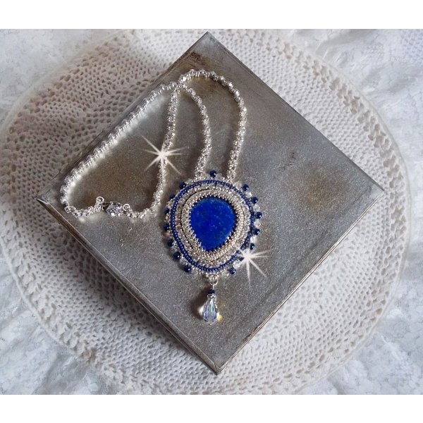 Blaue Nilkette, bestickt mit einem birnenf&ouml;rmigen Lapis Lazuli-Cabochon und Swarovski-Kristallen