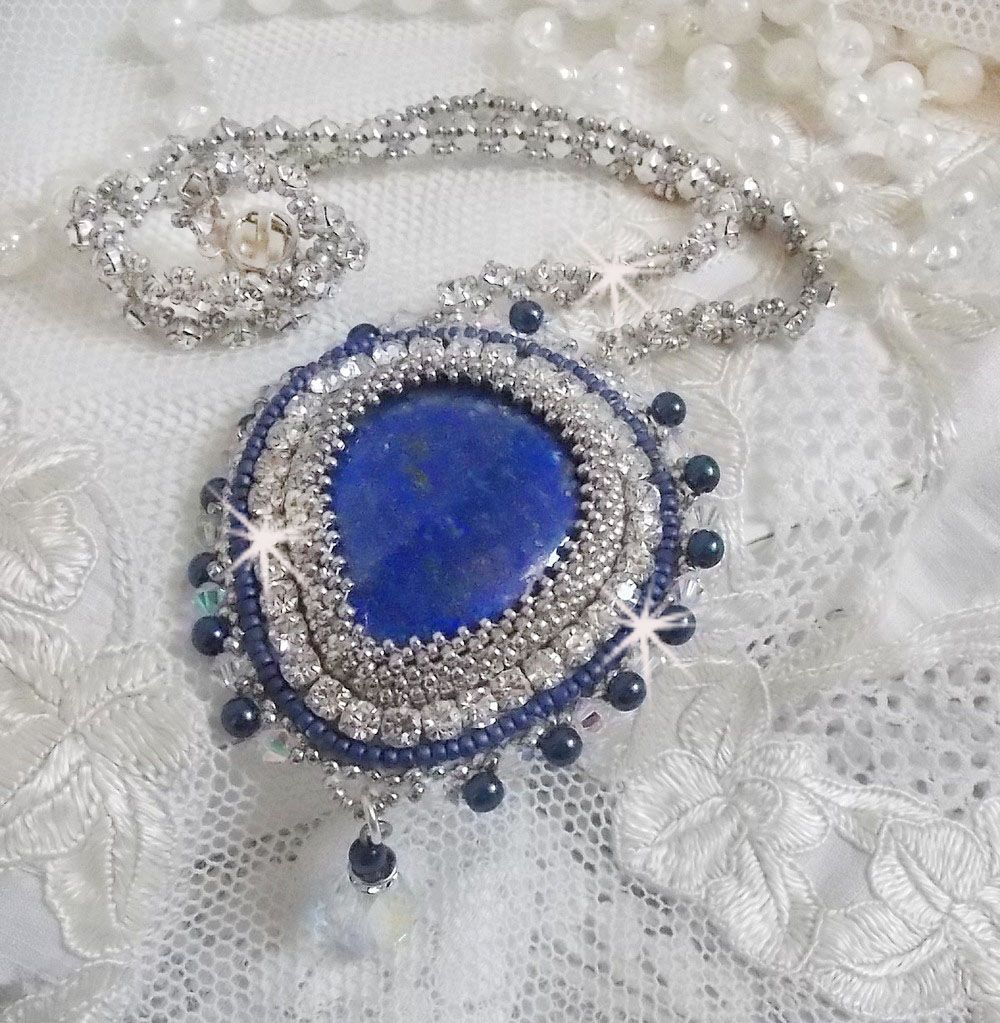 Blaue Nilkette, bestickt mit einem birnenförmigen Lapis Lazuli-Cabochon und Swarovski-Kristallen