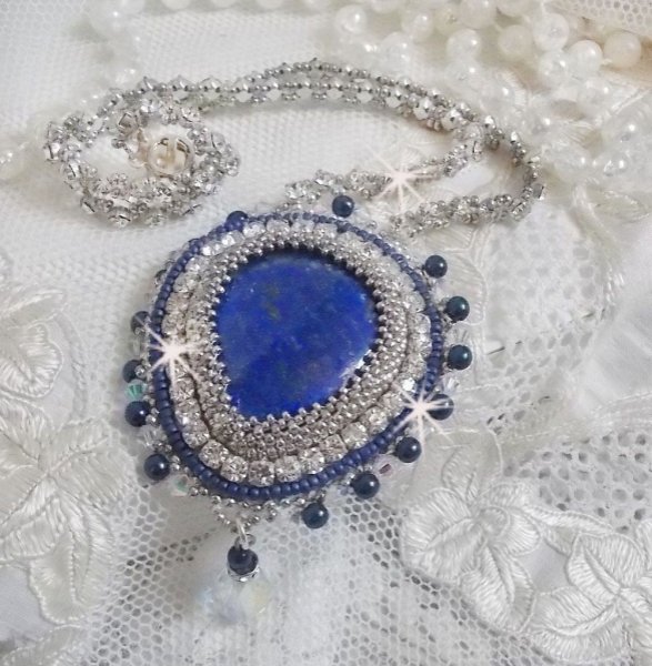 Blaue Nilkette, bestickt mit einem birnenf&ouml;rmigen Lapis Lazuli-Cabochon und Swarovski-Kristallen