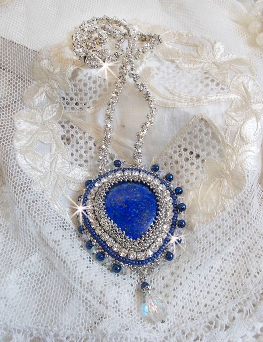 Blaue Nilkette, bestickt mit einem birnenförmigen Lapis Lazuli-Cabochon und Swarovski-Kristallen