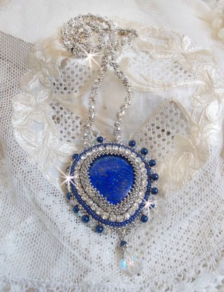 Blaue Nilkette, bestickt mit einem birnenf&ouml;rmigen Lapis Lazuli-Cabochon und Swarovski-Kristallen