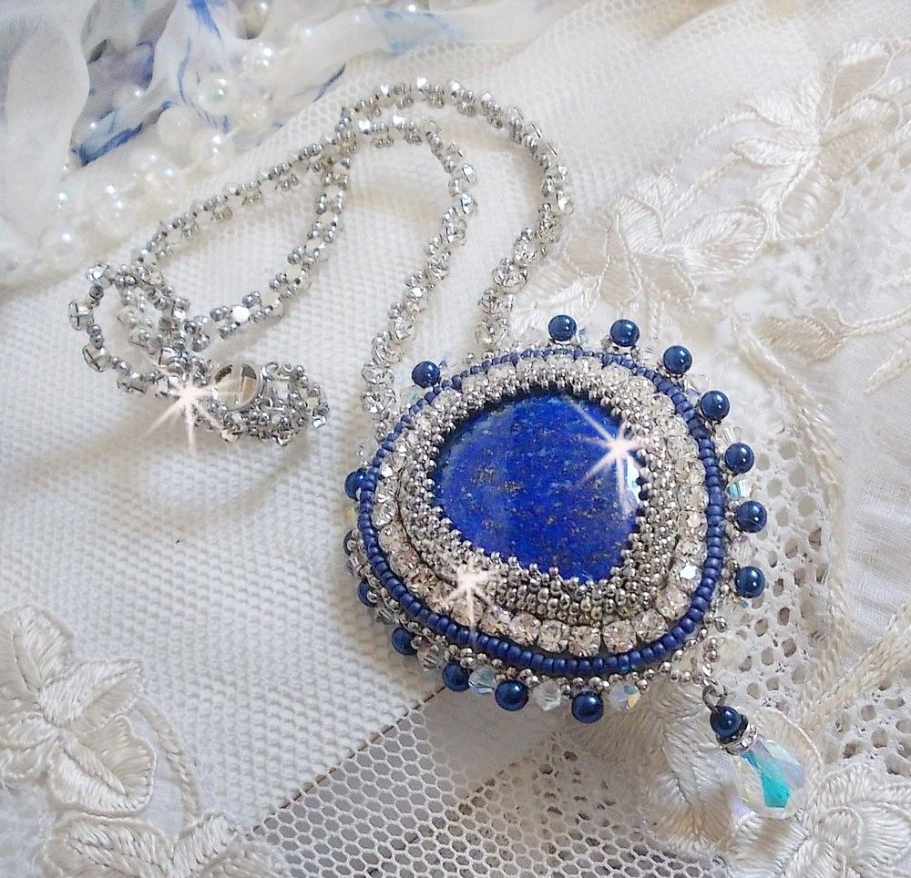 Blaue Nilkette, bestickt mit einem birnenförmigen Lapis Lazuli-Cabochon und Swarovski-Kristallen