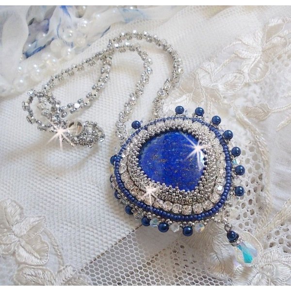 Blaue Nilkette, bestickt mit einem birnenf&ouml;rmigen Lapis Lazuli-Cabochon und Swarovski-Kristallen