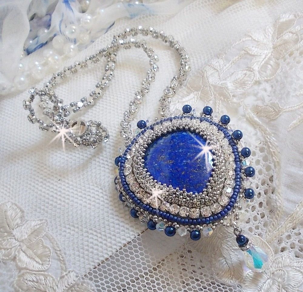 Blaue Nilkette, bestickt mit einem birnenförmigen Lapis Lazuli-Cabochon und Swarovski-Kristallen