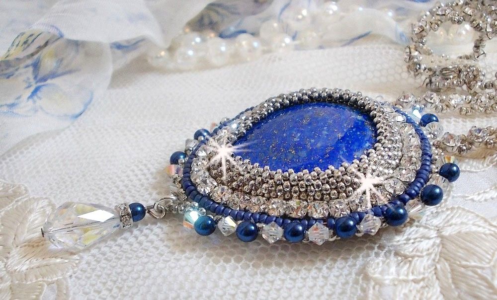 Blaue Nilkette, bestickt mit einem birnenförmigen Lapis Lazuli-Cabochon und Swarovski-Kristallen