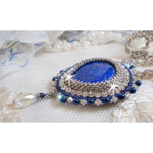 Blaue Nilkette, bestickt mit einem birnenförmigen Lapis Lazuli-Cabochon und Swarovski-Kristallen