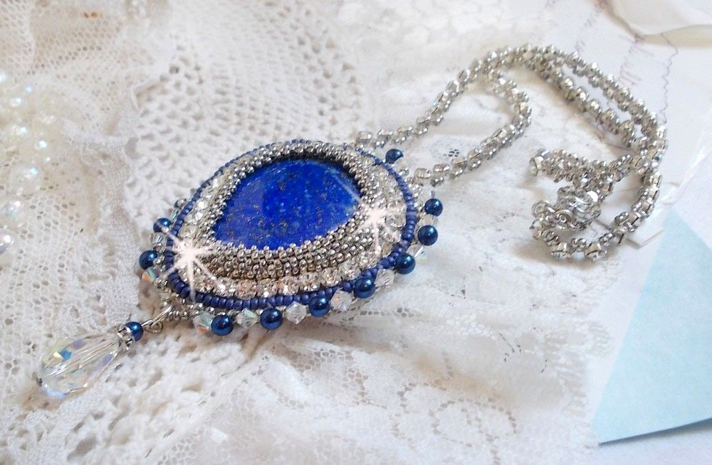 Blaue Nilkette, bestickt mit einem birnenförmigen Lapis Lazuli-Cabochon und Swarovski-Kristallen