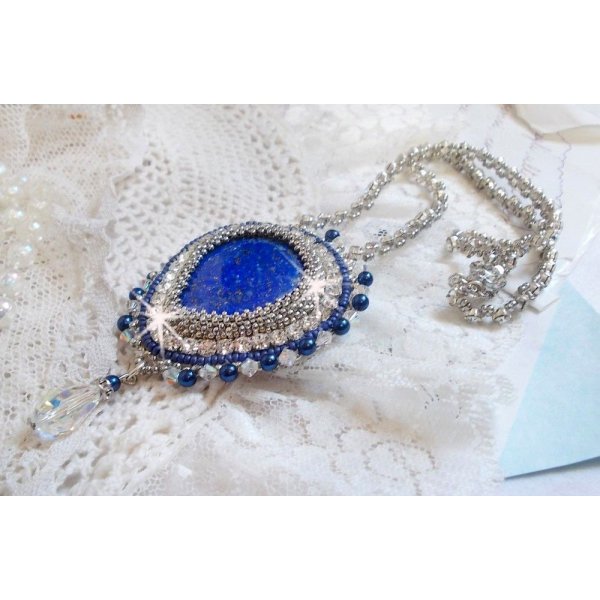 Blaue Nilkette, bestickt mit einem birnenförmigen Lapis Lazuli-Cabochon und Swarovski-Kristallen