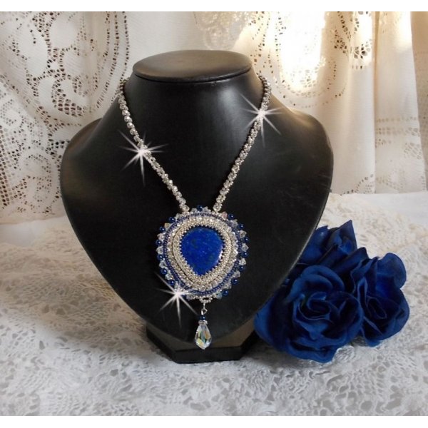 Blaue Nilkette, bestickt mit einem birnenf&ouml;rmigen Lapis Lazuli-Cabochon und Swarovski-Kristallen