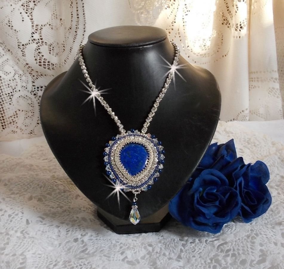 Blaue Nilkette, bestickt mit einem birnenförmigen Lapis Lazuli-Cabochon und Swarovski-Kristallen