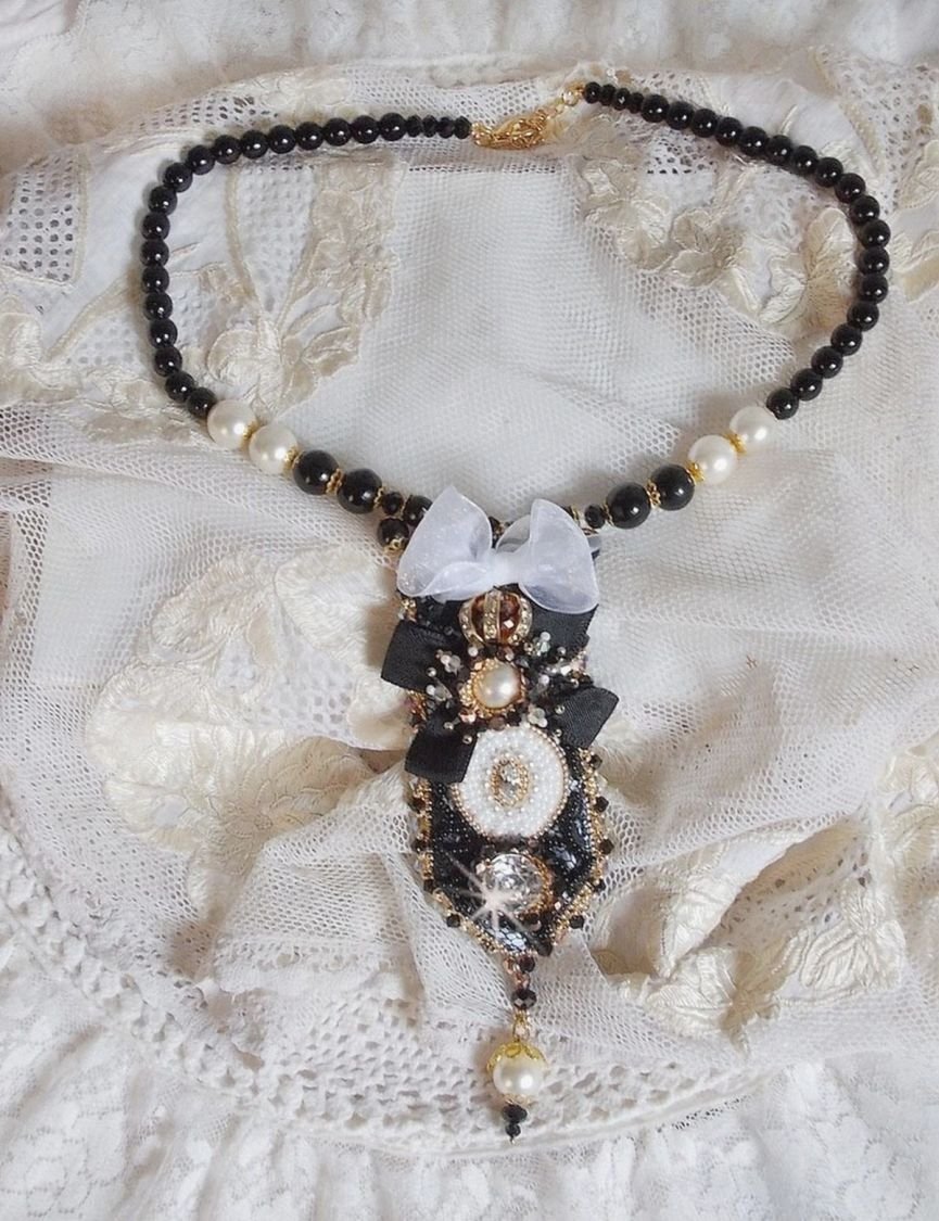 Vintage Sacred Black Haute-Couture-Halskette, bestickt mit Swarovski-Kristallen, Organzaband und Miyuki-Rocailles