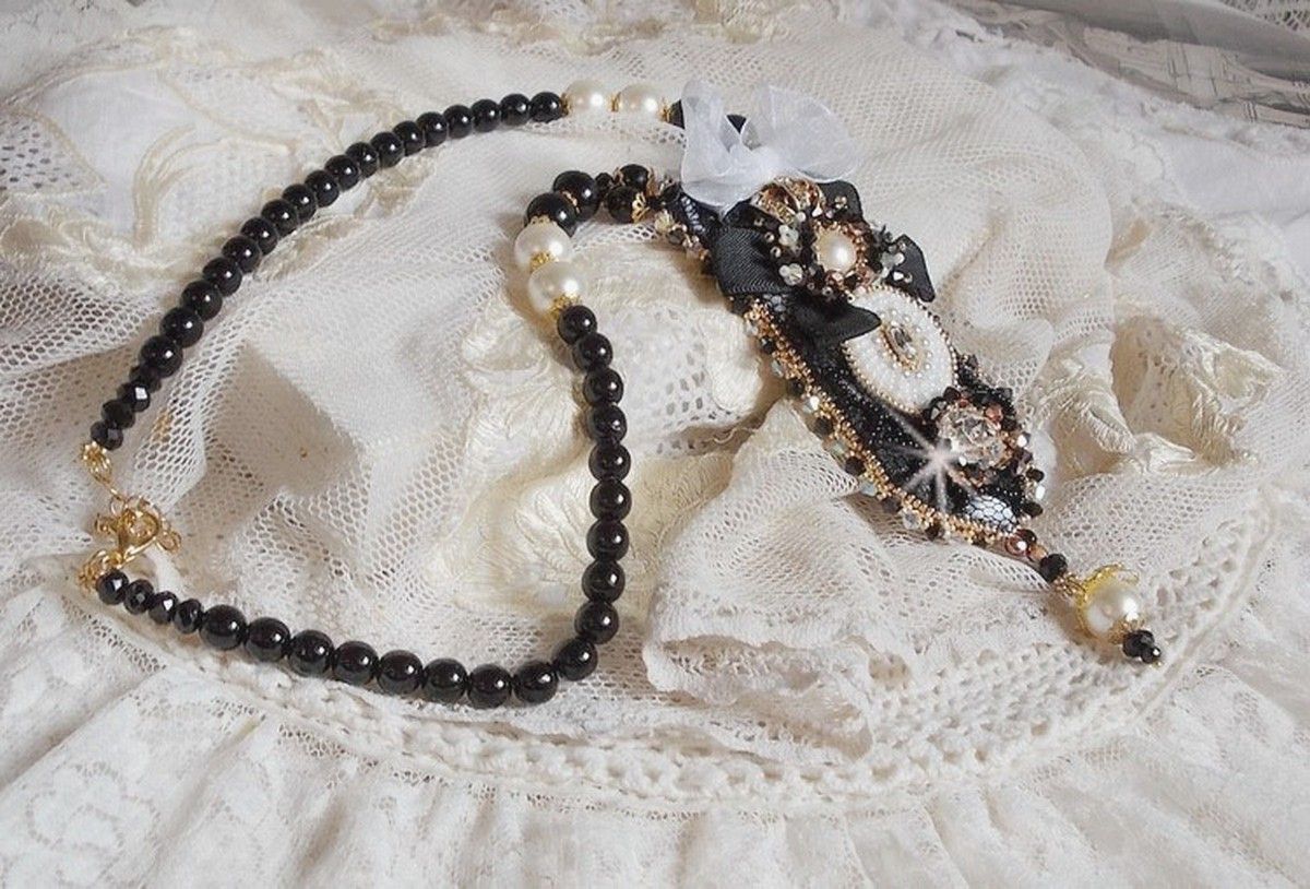 Vintage Sacred Black Haute-Couture-Halskette, bestickt mit Swarovski-Kristallen, Organzaband und Miyuki-Rocailles