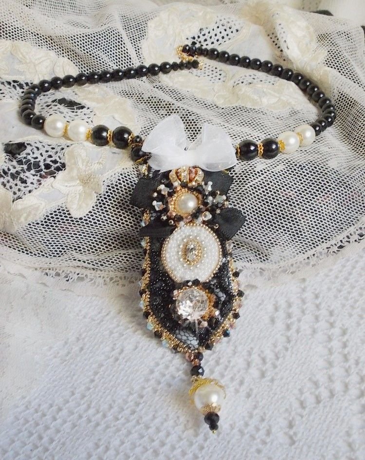 Vintage Sacred Black Haute-Couture-Halskette, bestickt mit Swarovski-Kristallen, Organzaband und Miyuki-Rocailles