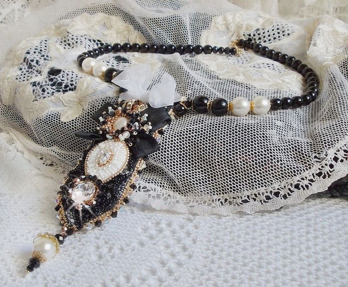 Vintage Sacred Black Haute-Couture-Halskette, bestickt mit Swarovski-Kristallen, Organzaband und Miyuki-Rocailles