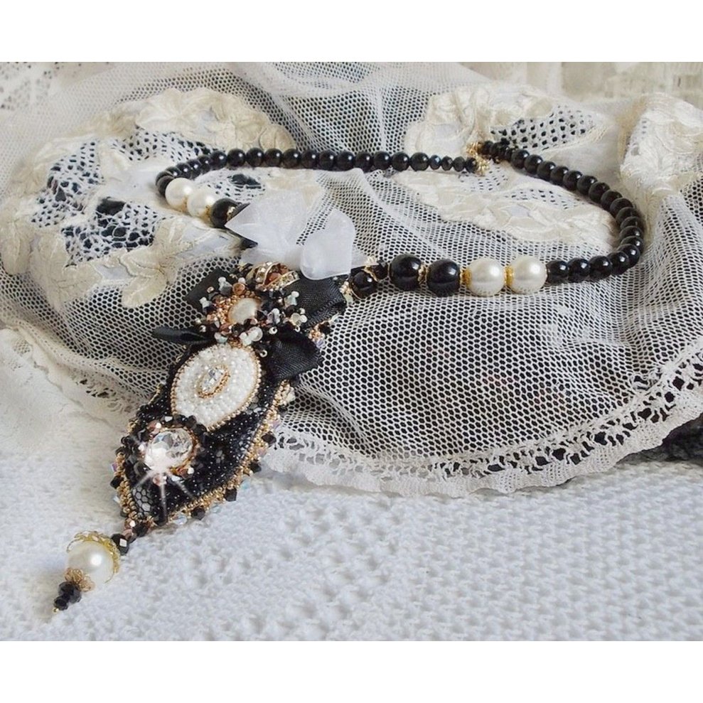 Vintage Sacred Black Haute-Couture-Halskette, bestickt mit Swarovski-Kristallen, Organzaband und Miyuki-Rocailles