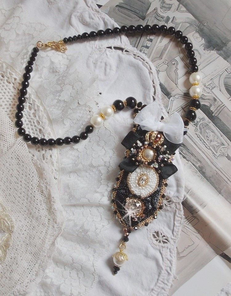 Vintage Sacred Black Haute-Couture-Halskette, bestickt mit Swarovski-Kristallen, Organzaband und Miyuki-Rocailles