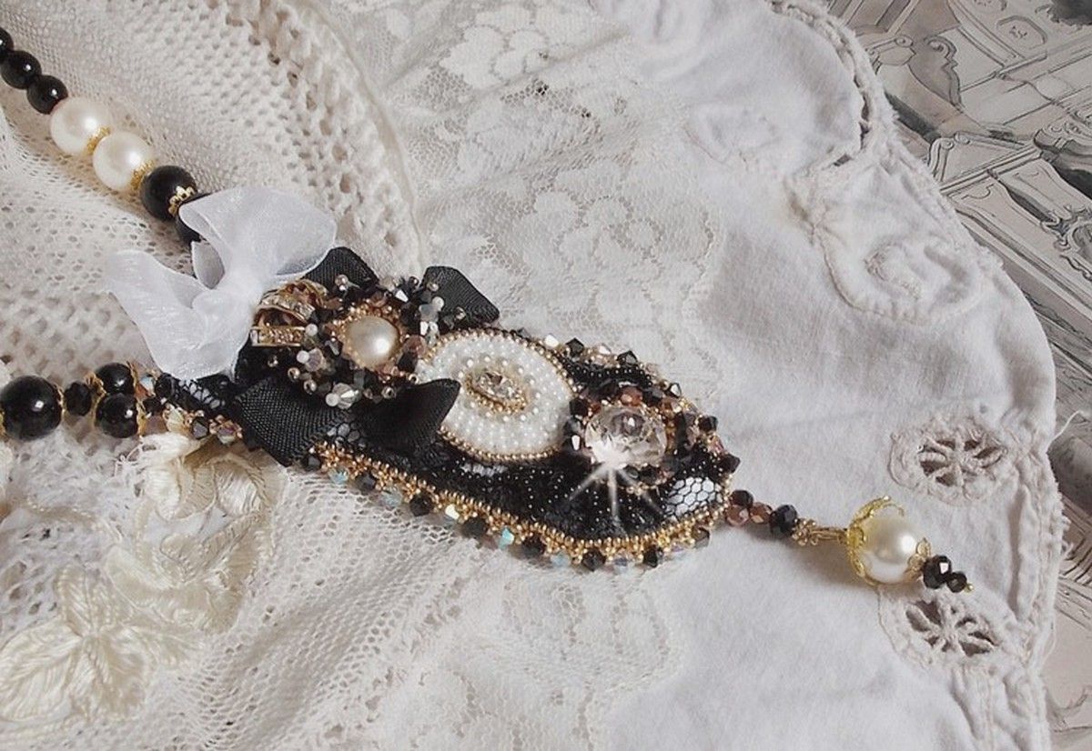 Vintage Sacred Black Haute-Couture-Halskette, bestickt mit Swarovski-Kristallen, Organzaband und Miyuki-Rocailles