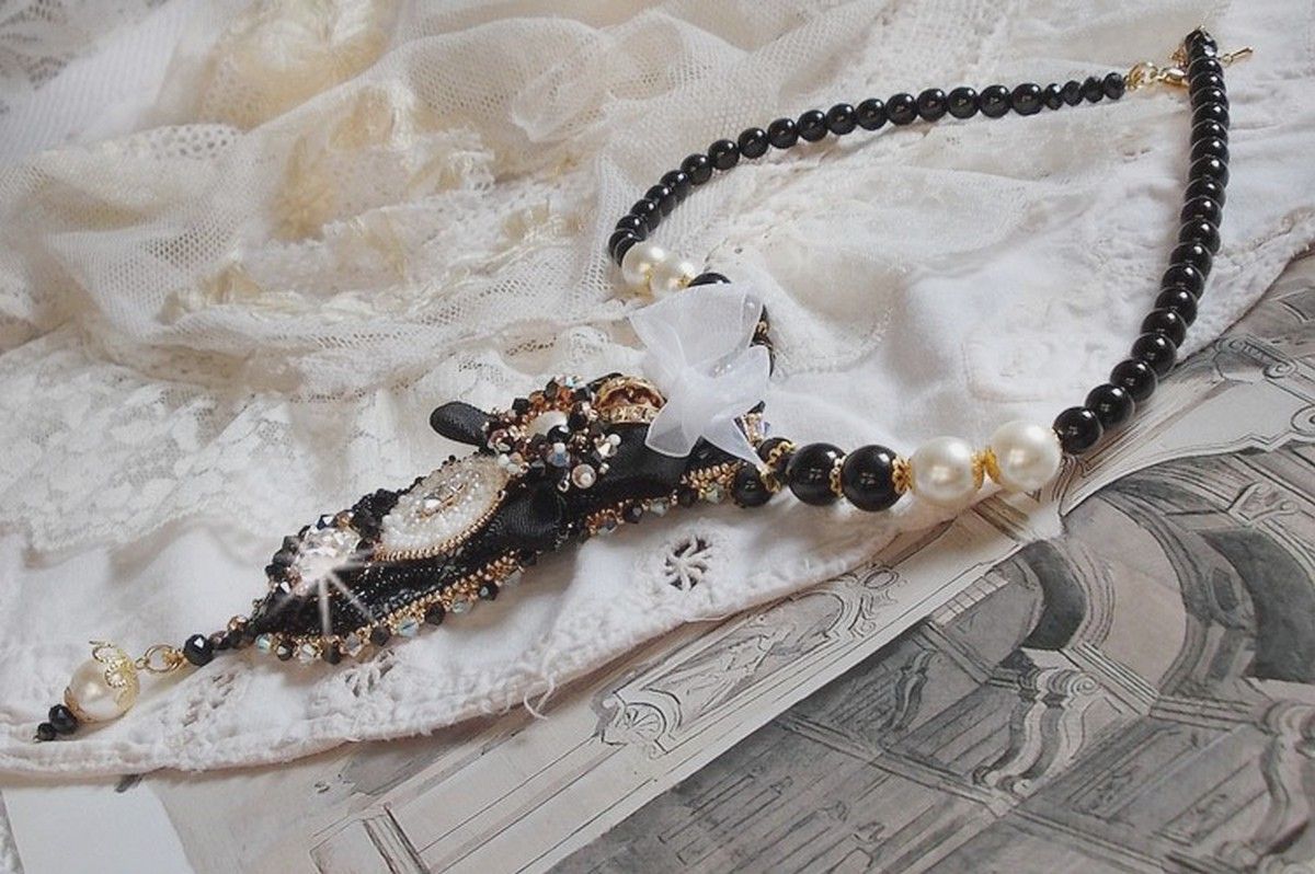 Vintage Sacred Black Haute-Couture-Halskette, bestickt mit Swarovski-Kristallen, Organzaband und Miyuki-Rocailles