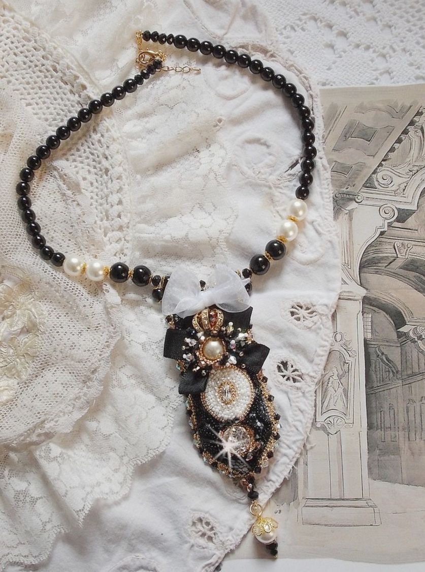 Vintage Sacred Black Haute-Couture-Halskette, bestickt mit Swarovski-Kristallen, Organzaband und Miyuki-Rocailles