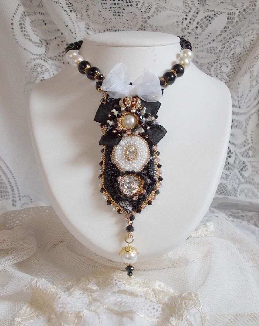 Vintage Sacred Black Haute-Couture-Halskette, bestickt mit Swarovski-Kristallen, Organzaband und Miyuki-Rocailles