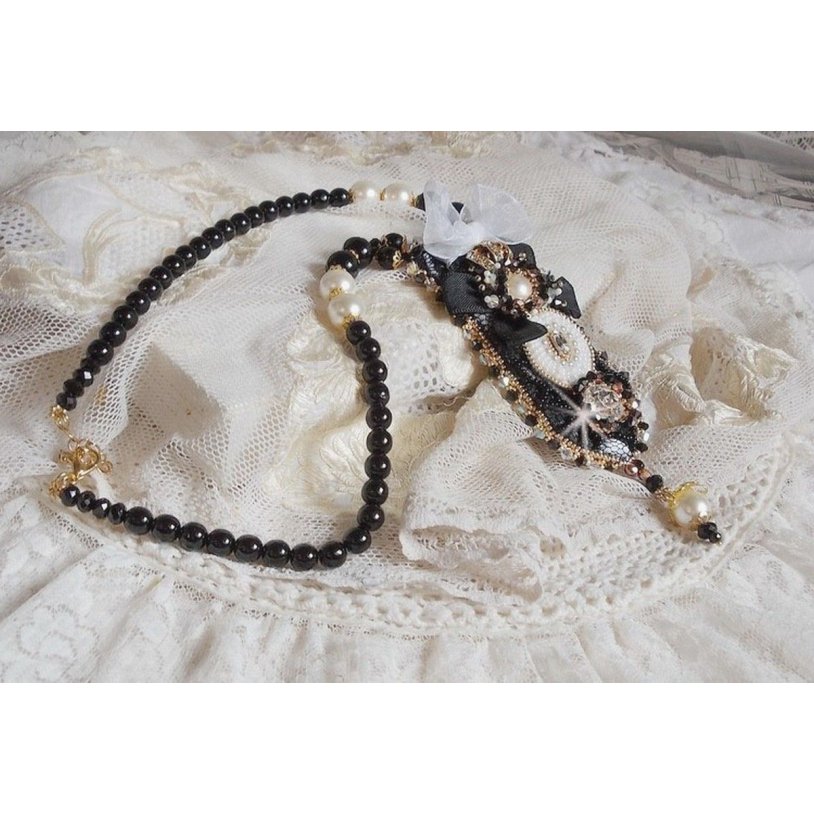 Vintage Sacred Black Haute-Couture-Halskette, bestickt mit Swarovski-Kristallen, Organzaband und Miyuki-Rocailles