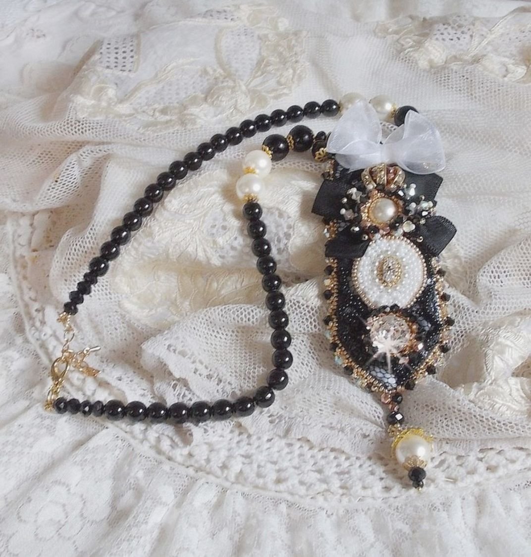 Vintage Sacred Black Haute-Couture-Halskette, bestickt mit Swarovski-Kristallen, Organzaband und Miyuki-Rocailles