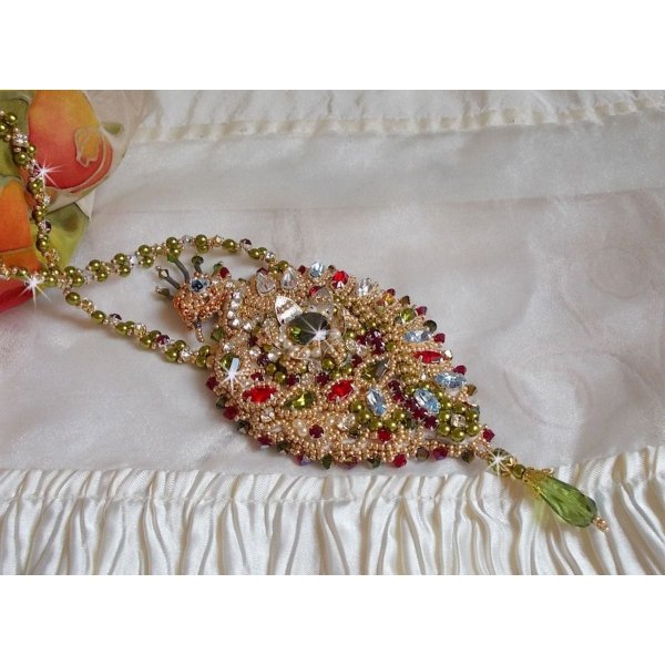 L'Oiseau des Iles Halskette bestickt mit Swarovski-Kristallen, Perlmuttperlen und Miyuki Rocailles.