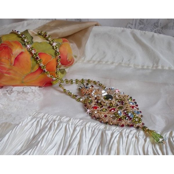 L'Oiseau des Iles Halskette bestickt mit Swarovski-Kristallen, Perlmuttperlen und Miyuki Rocailles.