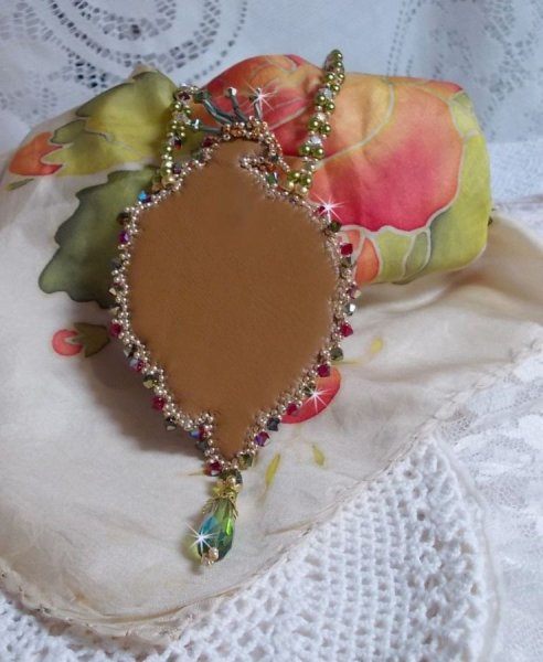 L'Oiseau des Iles Halskette bestickt mit Swarovski-Kristallen, Perlmuttperlen und Miyuki Rocailles.