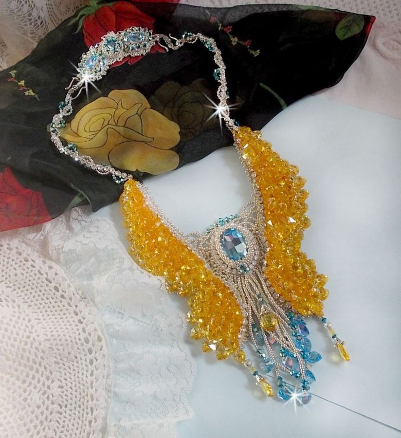 Plastron-Halskette Schmetterling von Versailles Haute-Couture bestickt mit Swarovski-Kristallen, silbernen Miyuki-Rocailles und Accessoires aus Silber 925/1000 