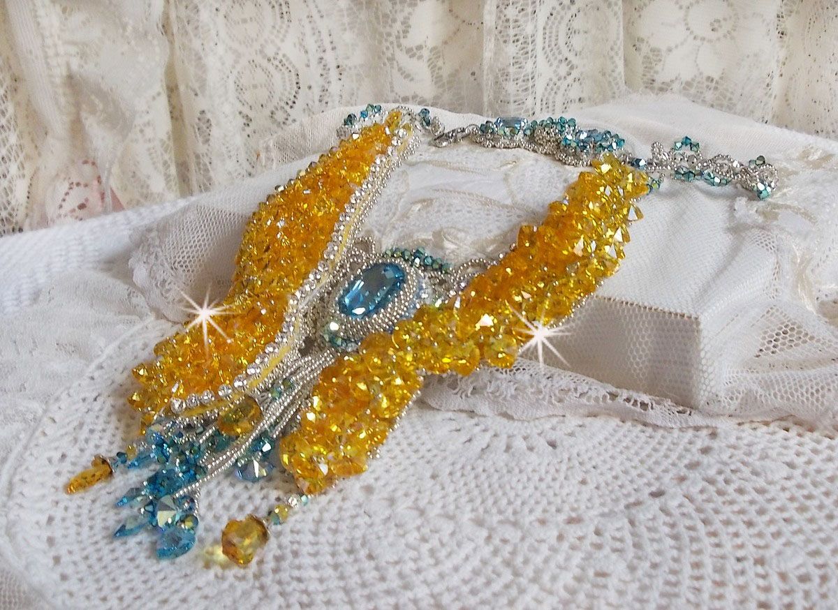 Plastron-Halskette Schmetterling von Versailles Haute-Couture bestickt mit Swarovski-Kristallen, silbernen Miyuki-Rocailles und Accessoires aus Silber 925/1000 