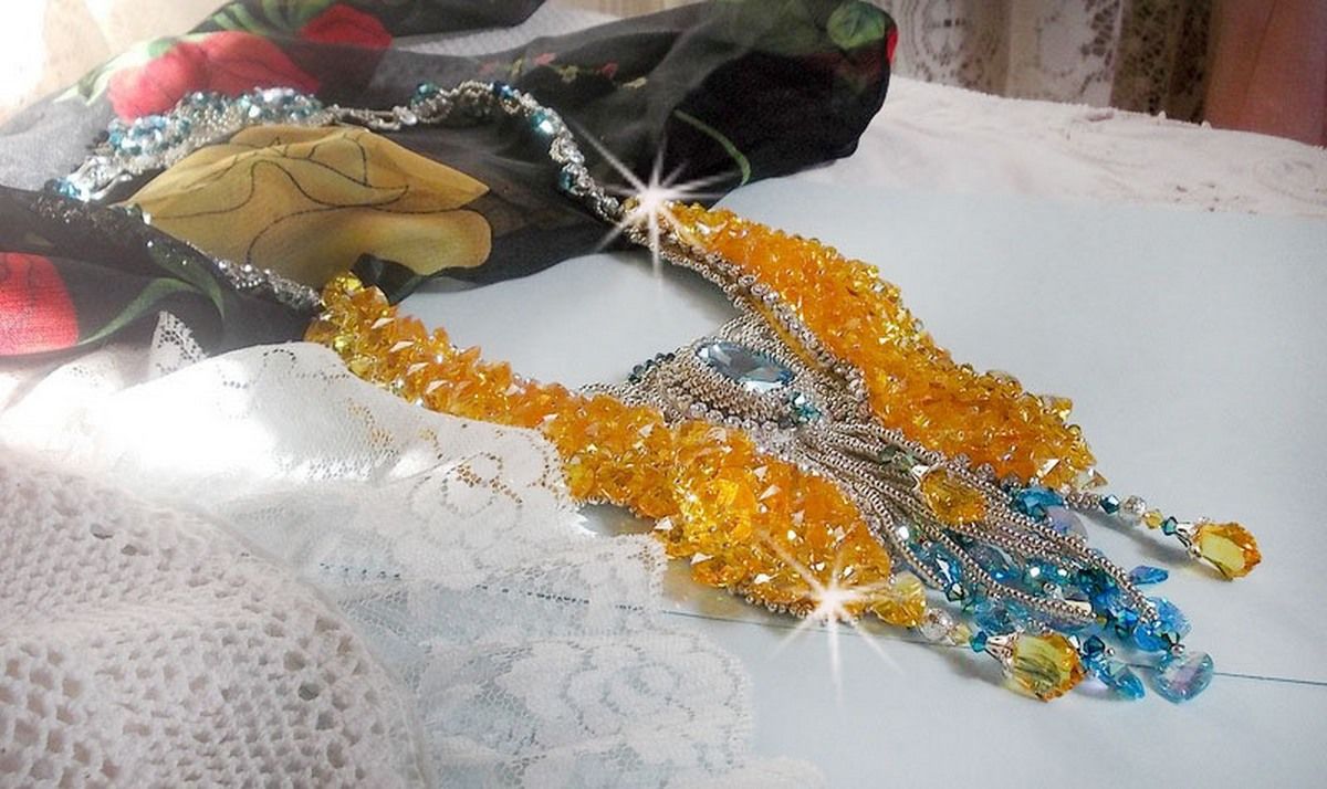 Plastron-Halskette Schmetterling von Versailles Haute-Couture bestickt mit Swarovski-Kristallen, silbernen Miyuki-Rocailles und Accessoires aus Silber 925/1000 